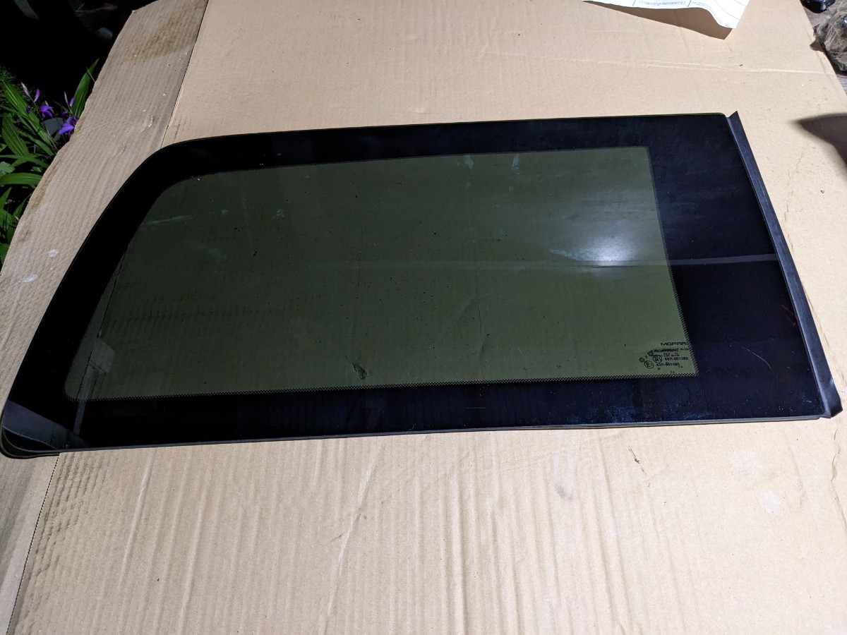 ダッジ ナイトロ 07y クォーターガラス 右 KA37拍卖