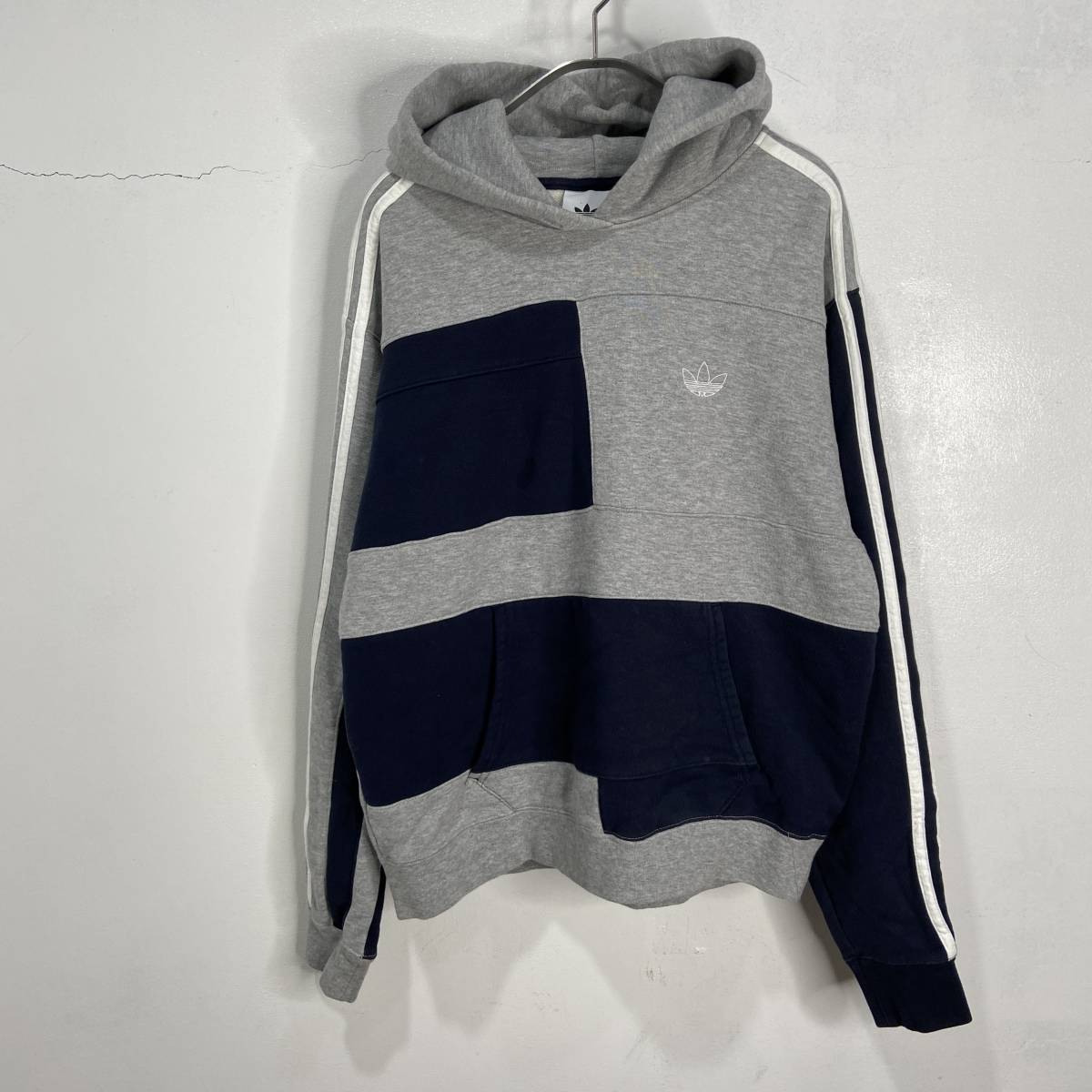 ☆送料無料☆adidas☆アディダス☆スウィッチングスウェットパーカー☆袖ライン☆M☆グレー☆ネイビー☆E23拍卖