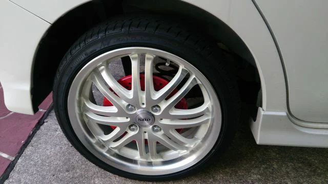 ダイハツタントカスタム 取付例あり廉価版ローターディスクブレーキ風カラードラムブレーキカバー表面フラット ドリルド向き左右対称タイプ拍卖