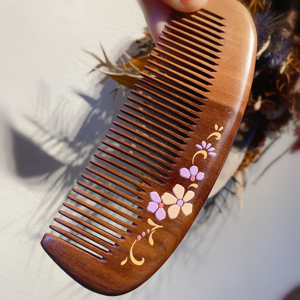 楠木 クスノキ 木製櫛 絵付き 彩 お守り 静電気防止 美髪 頭皮マッサージ v2拍卖