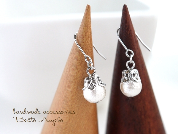 ◆+angelo+コットンパールの一粒ピアス(p-237)ホワイト S 6mm シンプル チタン 樹脂 イヤリング c002拍卖