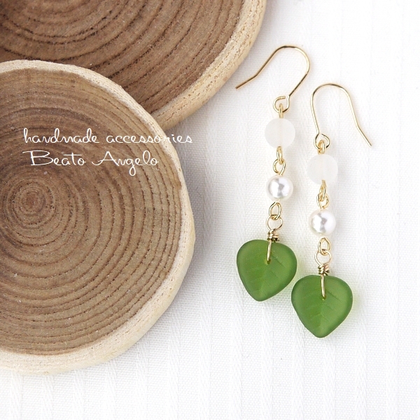 ◆+angelo+チェコリーフとスノークリスタルのピアス(p-043)オリーブマット G 葉っぱ グリーン チタン 樹脂 イヤリング拍卖