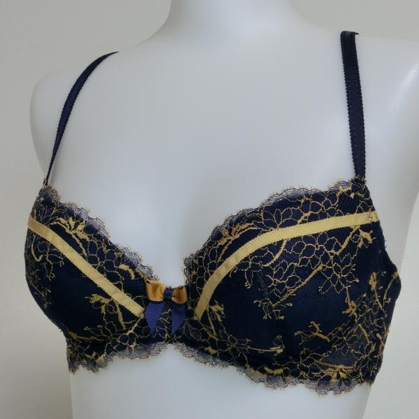 【B70】エッセンス バイ トリンプ ES001 青B9 p5429・ ブルー 華やかで繊細なブラジャートリンプのプレミアムライン拍卖