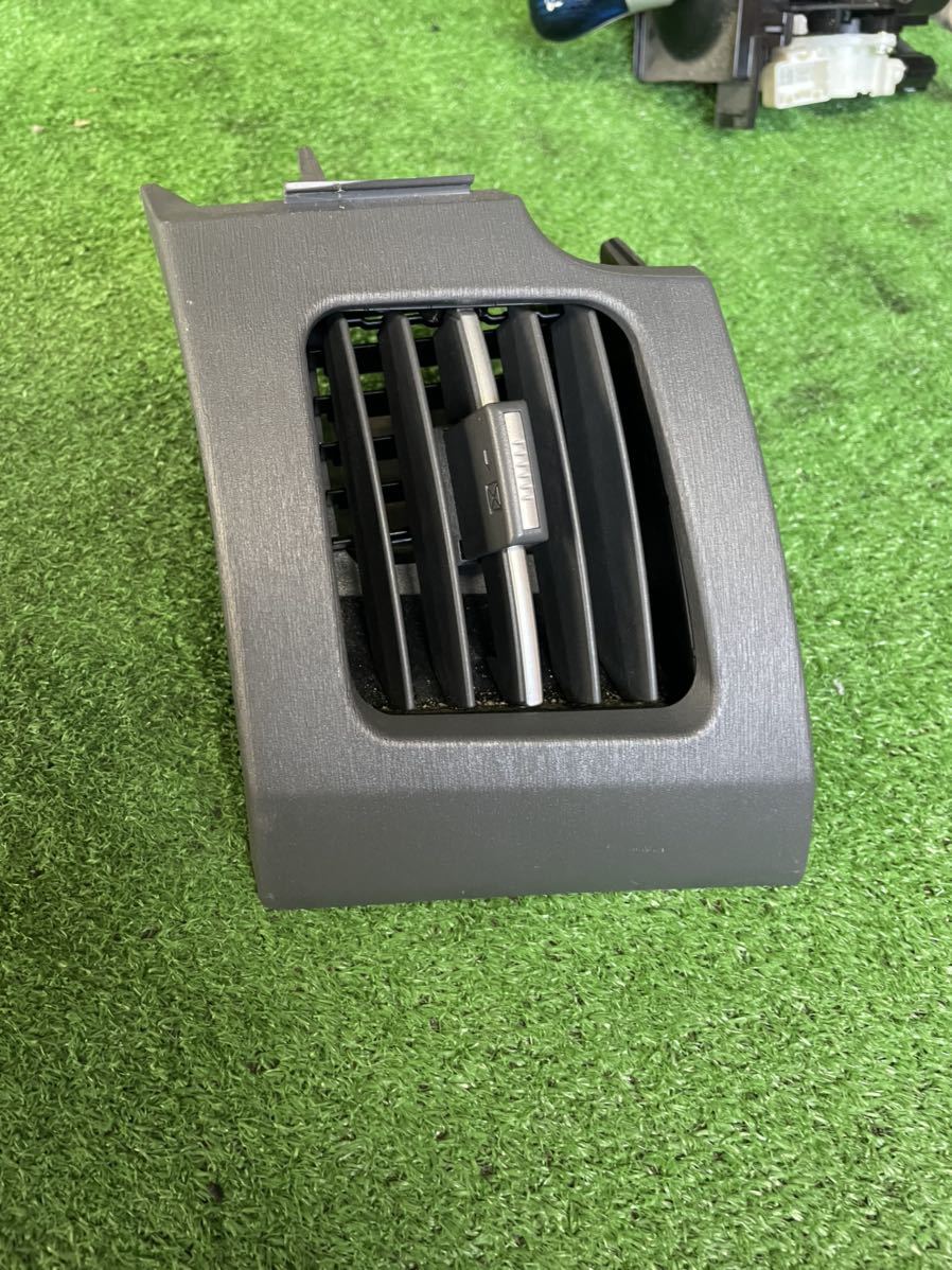 211 トヨタ ZVW 30 プリウス 助手席 エアコン 吹き出し口 黄-101拍卖