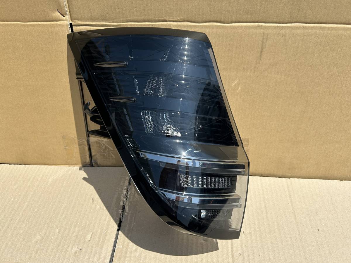 ヴォクシー MZRA90W MZRA95W ZWR90W ZWR95W テールランプ KOITO V1-8 LED 81561-V1020拍卖