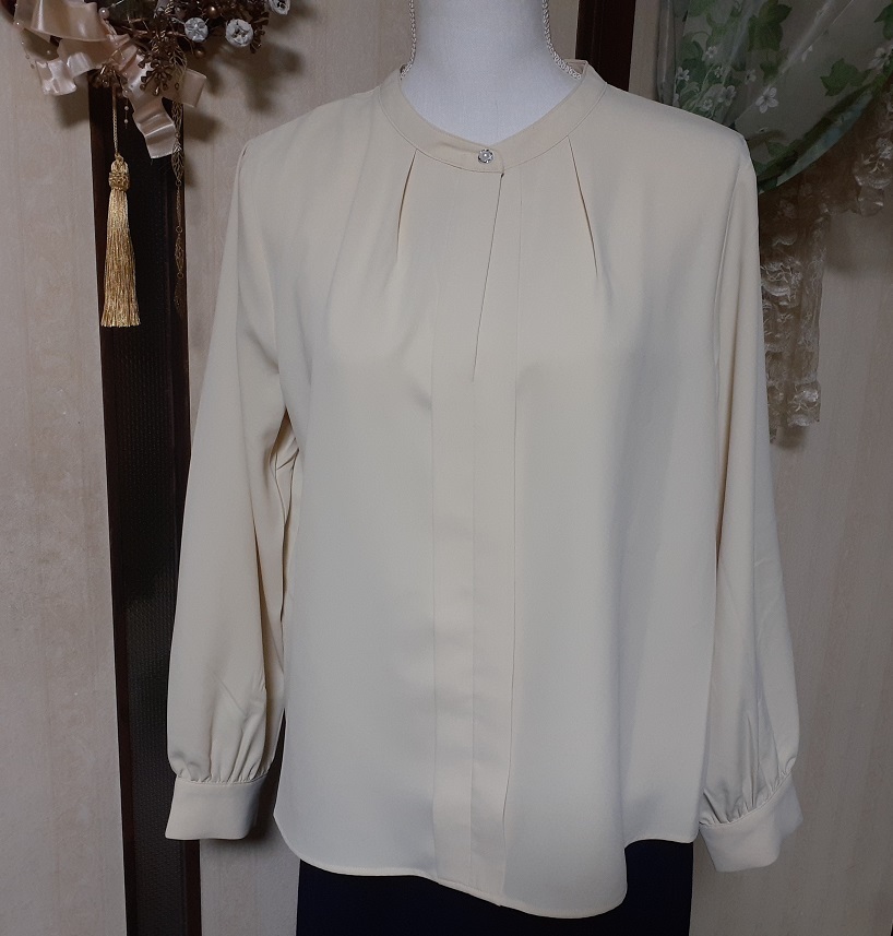 新品タグなし イエローブラウス 長袖 フェイクパール付 イエロープルオーバー拍卖