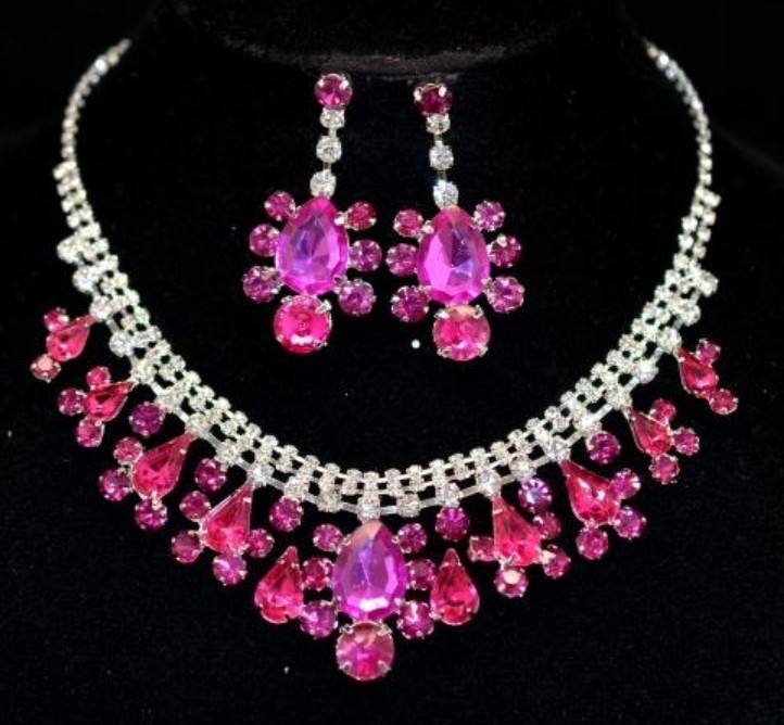 新品●送料無料●ネックレス&ピアス ピンク 澄んだ色 パーティ 結婚式 余興 演奏会 舞台 拍卖