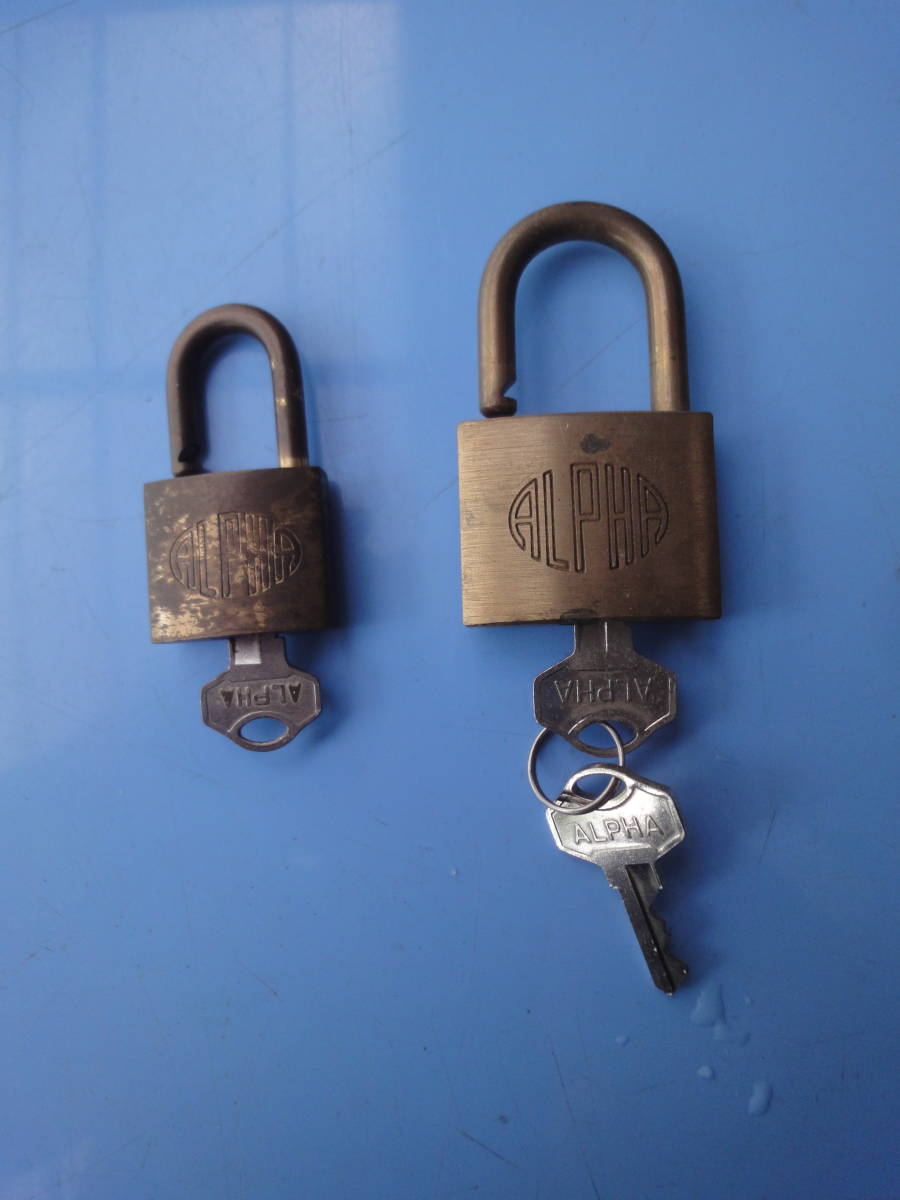アルファ【ALPHA】南京錠 キー式錠 真鍮製 。アルファ呼び寸法幅40㎜ キー 2ヶつき 呼び寸法幅30㎜ キー 1ヶつき 中古品です。拍卖