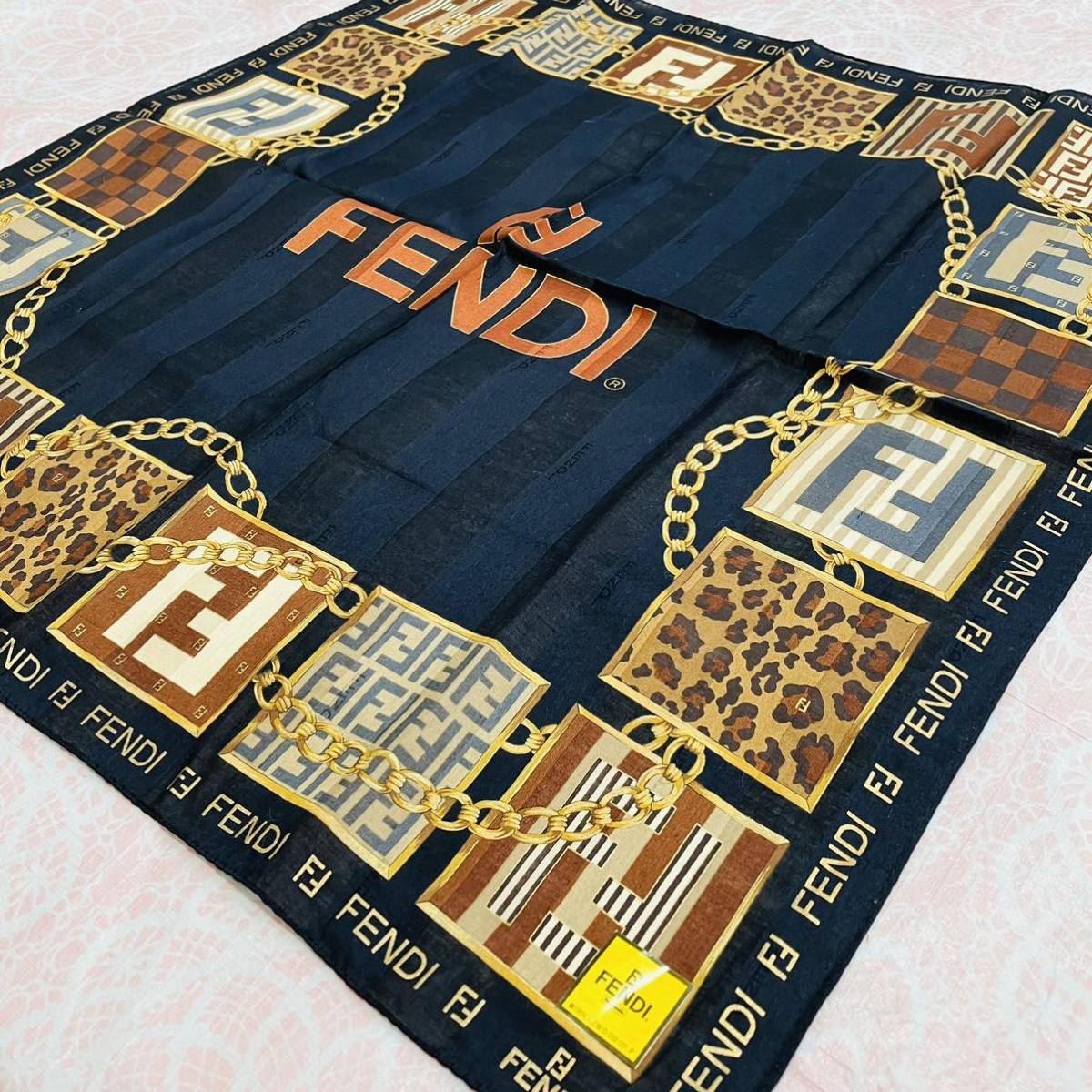 【人気柄】新品/FENDI/大判ハンカチ/正規品/フェンディ/未使用/即決あり/ズッカ柄/匿名発送/スカーフ/58cm/ストール/綿100%/廃盤品/黒拍卖