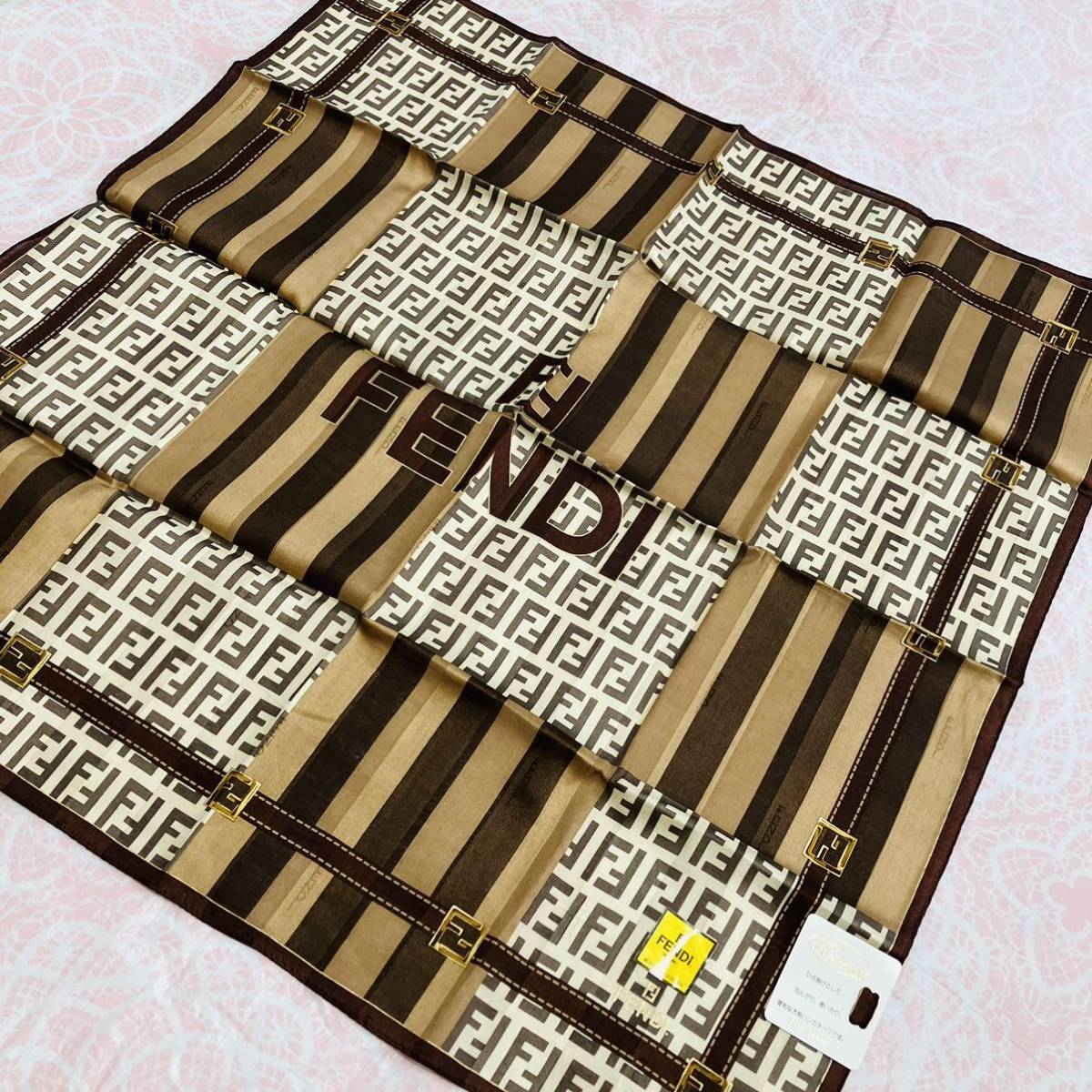 【人気柄】新品/FENDI/大判ハンカチ/正規品/フェンディ/未使用/即決あり/ズッカ柄/匿名発送/スカーフ/58cm/ストール/綿100%/廃盤品/茶色/拍卖