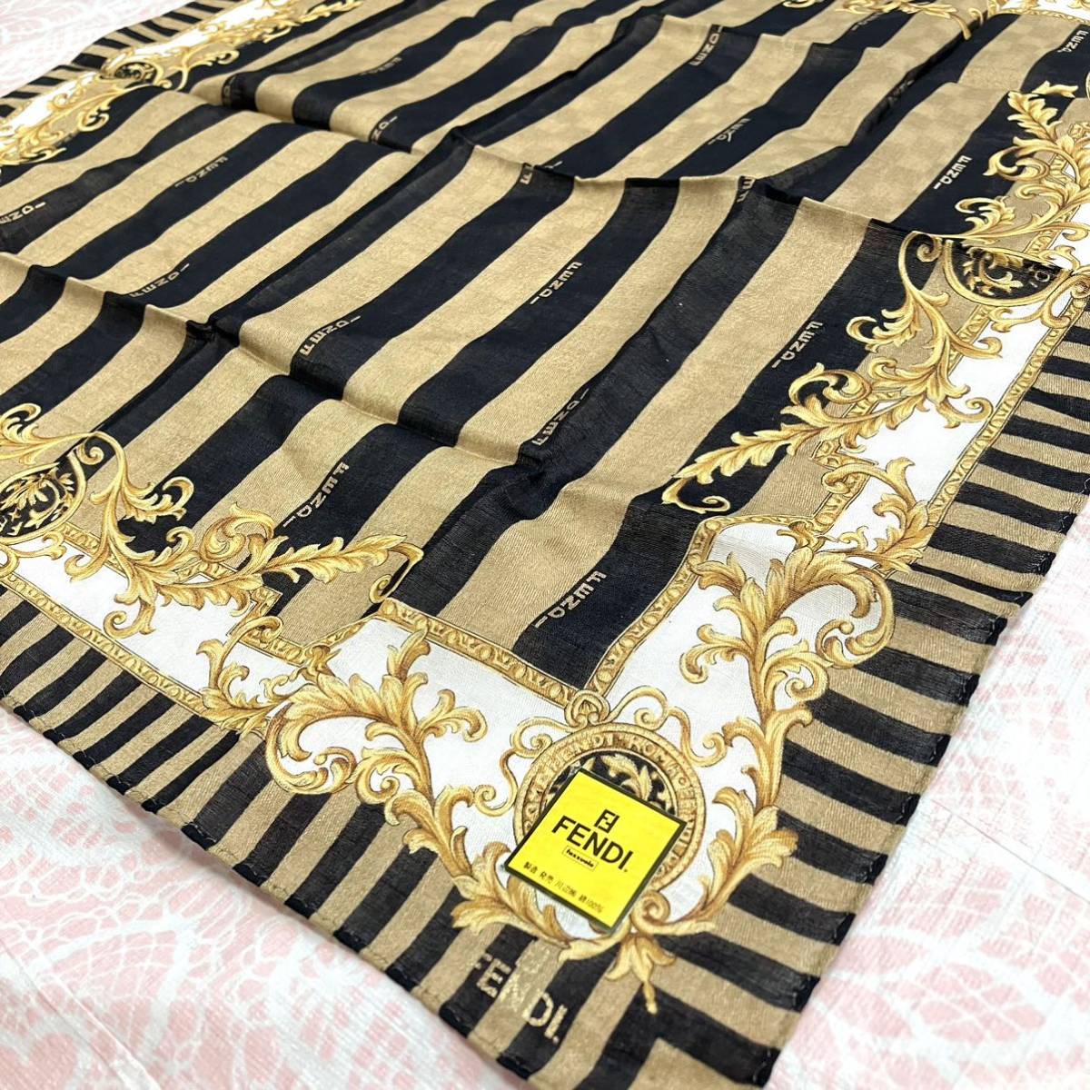 【人気柄】新品/FENDI/大判ハンカチ/正規品/フェンディ/未使用/即決あり/ズッカ柄/匿名発送/スカーフ/綿100%/ロゴ/ゴールド/レディース/58拍卖