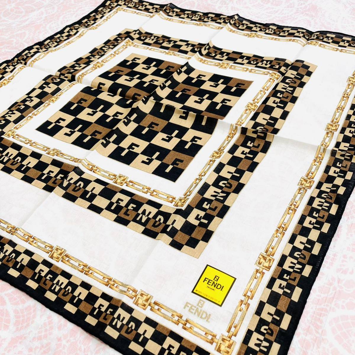 【人気柄】新品/FENDI/大判ハンカチ/正規品/フェンディ/未使用/即決あり/ズッカ柄/匿名発送/スカーフ/綿100%/ロゴ/白/レディース/黒/58拍卖