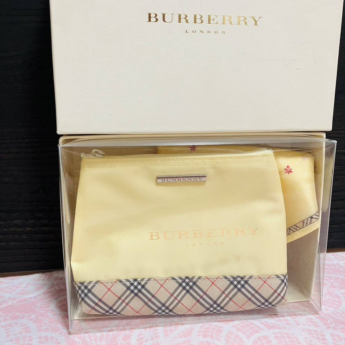 【希少】新品/BURBERRY/ポーチ/ハンカチ/正規品/綿100%/未使用/即決あり/匿名発送/バーバリー/ノバチェック/バニティ/化粧/女性用/黄色拍卖
