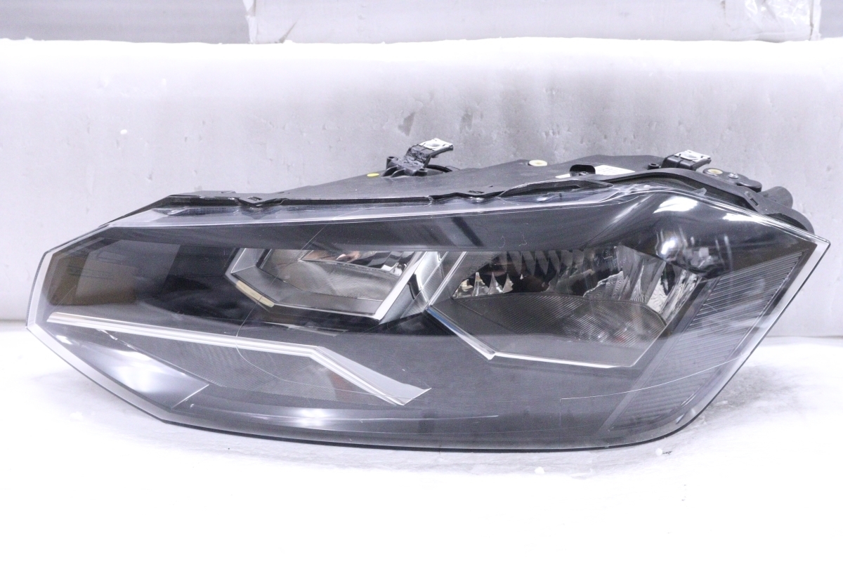 35-951★ハロゲン AWCHZ VW ポロ★左ヘッドライト 2G2 941 005 ブラック 純正 Volkswagen★フォルクスワーゲン (YM)拍卖