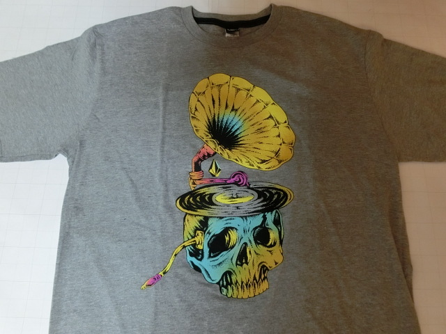 ☆USA購入 人気ボーダー&サーフ系ブランド 【VOLCOM】ボルコム【VOLCOM STONE】スカル蓄音機プリントTシャツUS Lサイズ グレー拍卖