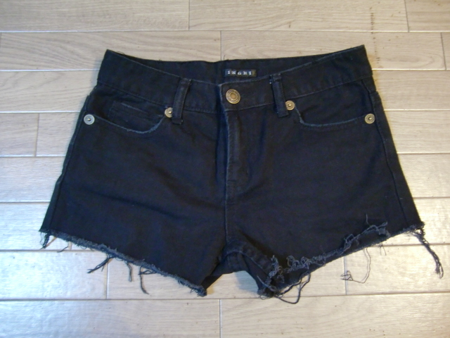 USED美品★INGNI 黒の切りっぱなしショートパンツ Mサイズ拍卖