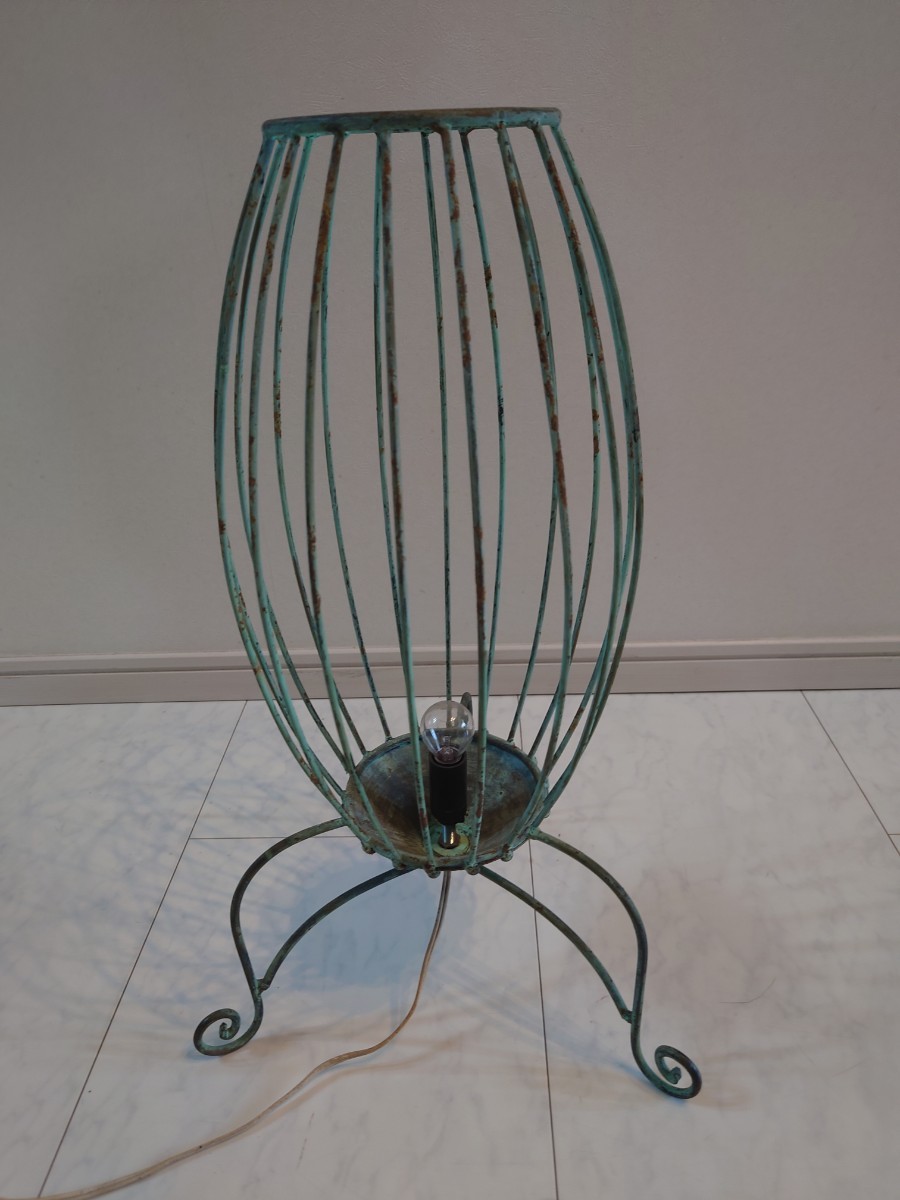 青銅ぽい、ランプ、電球ばLEDでは、ありません。青銅色ですが、赤錆が浮いてます。鉄製です。高さ55センチ、幅33センチ奥行33センチです。拍卖