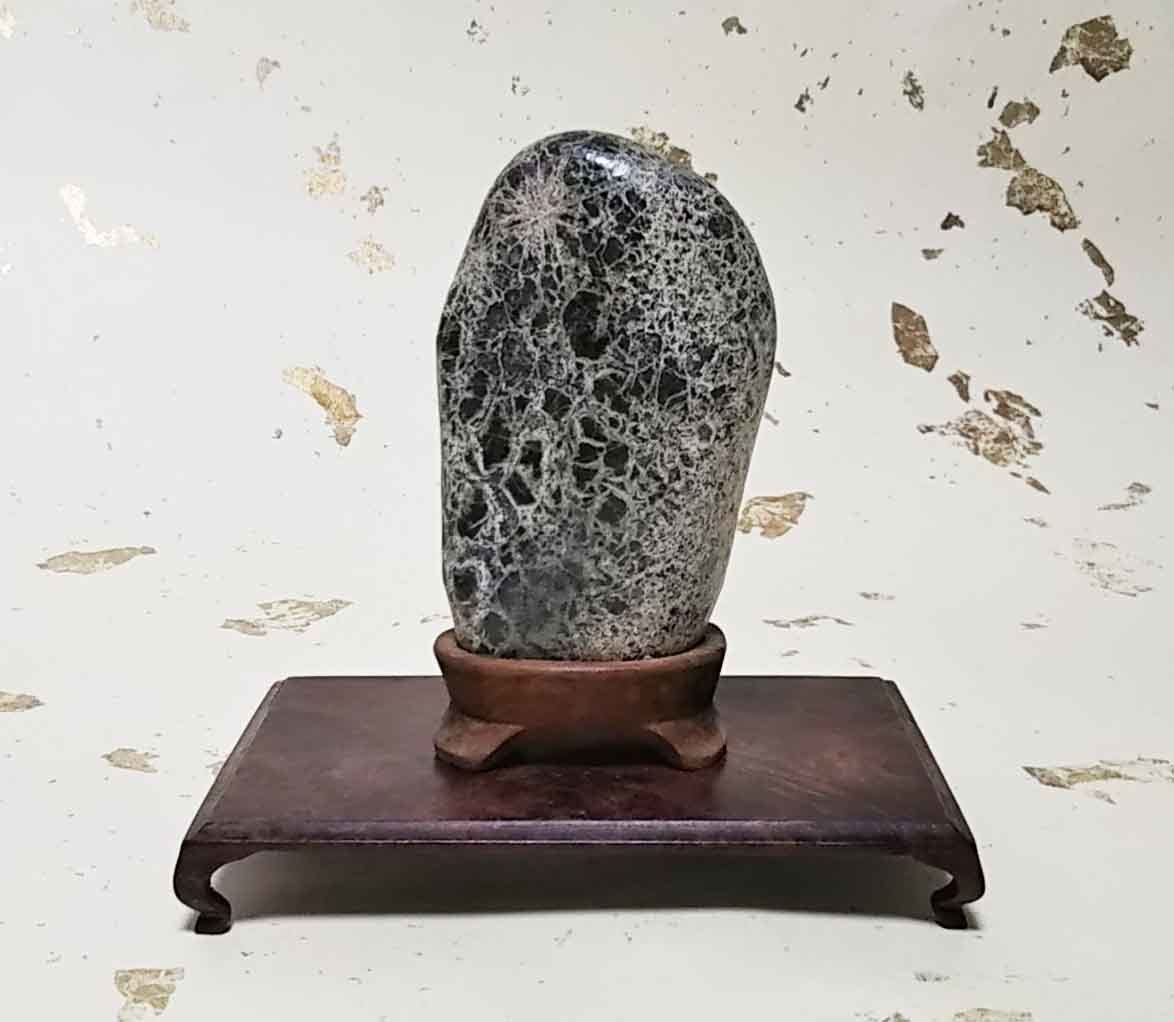 水石 菊花石「根尾谷菊花石」※欠け有り。 幅 68mm x 高さ 100mm x 奥行 30mm (台座共高さ 130㎜)拍卖