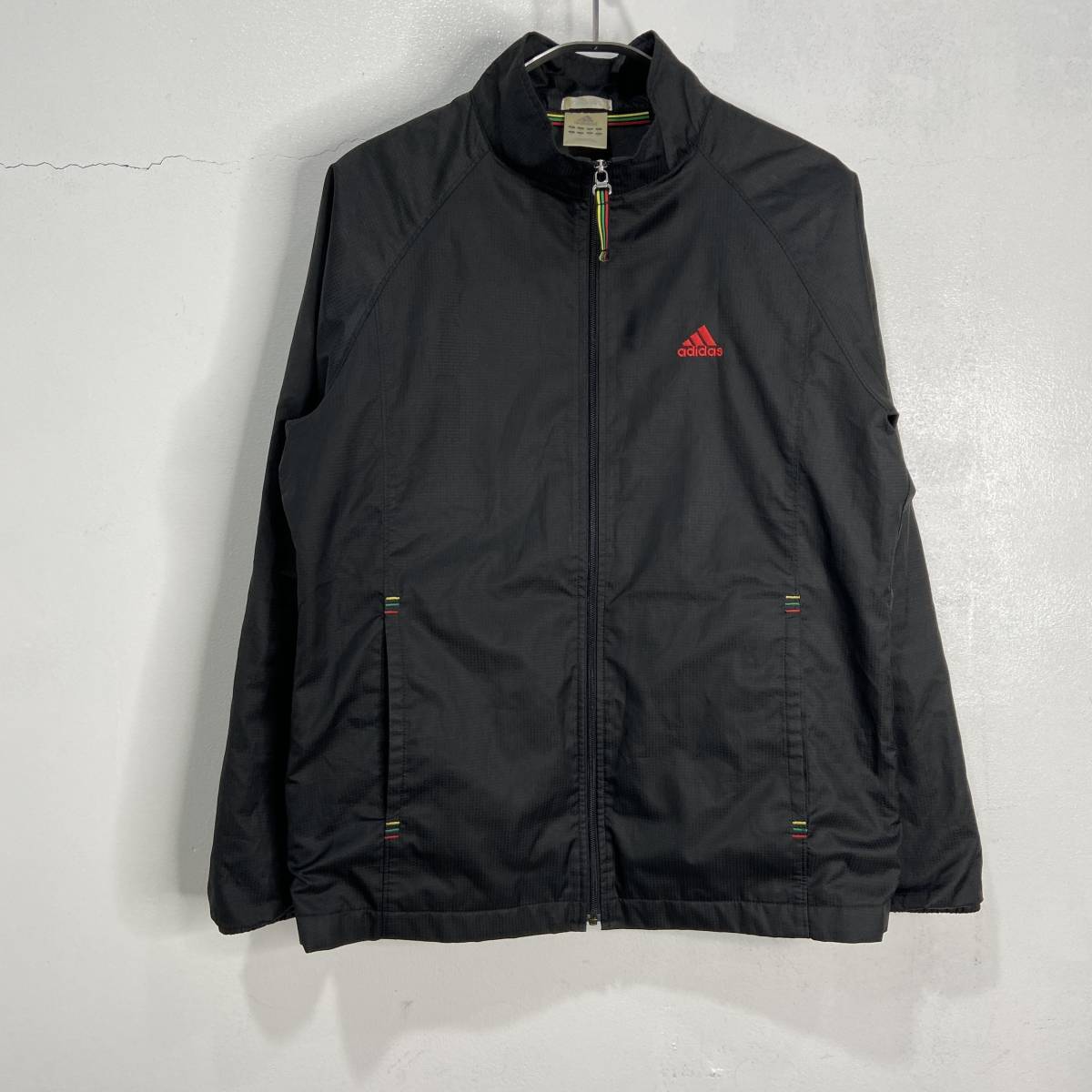 ☆送料無料☆adidas☆ナイロントラックジャケット☆黒☆ワンポイントロゴ☆ラスタカラー☆M☆E23拍卖