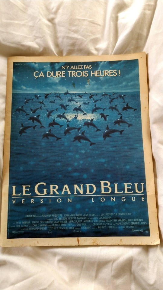 映画「グランブルー ロングバージョン」のパンフレット 表裏表紙に経年変化でついたとおもわれるシミが結構あり、中身は比較的綺麗です拍卖