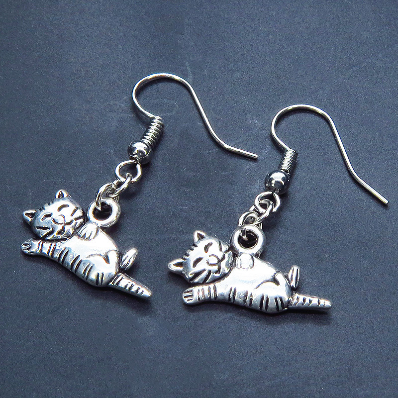 アンティークシルバー 寝そべる猫の大人可愛いピアス シンプル コンパクト サージカル可拍卖