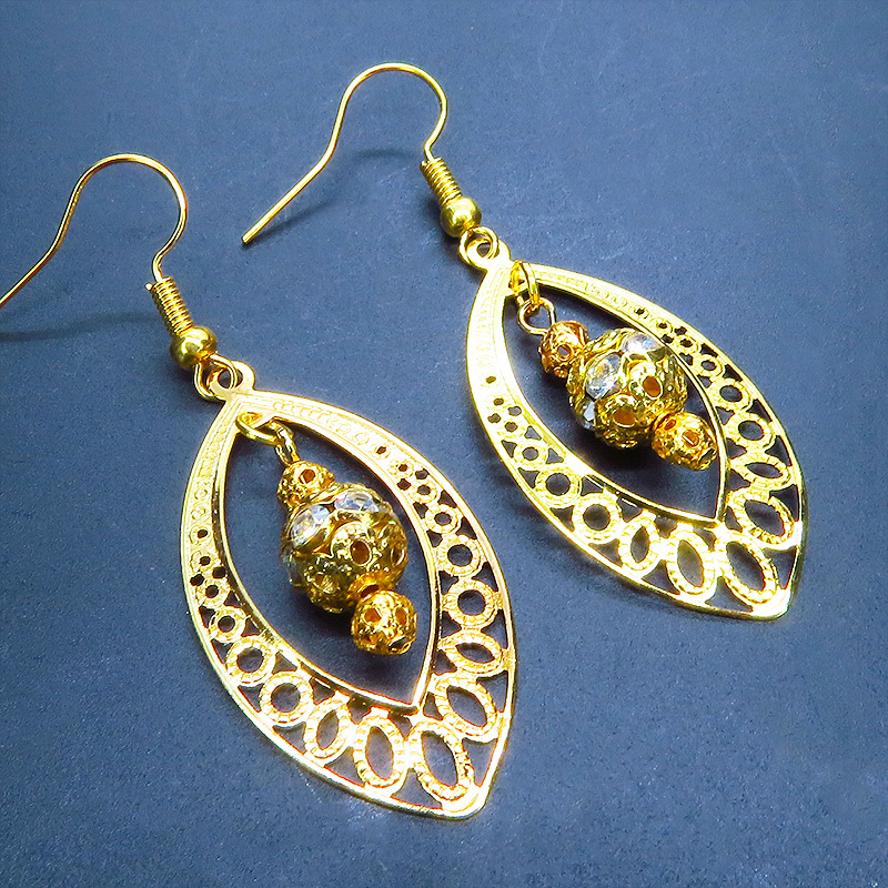 ゴールドカラーのティアドロップ(しずく型)のピアス ラインストーン ガラス メタルビーズ サージカル可拍卖