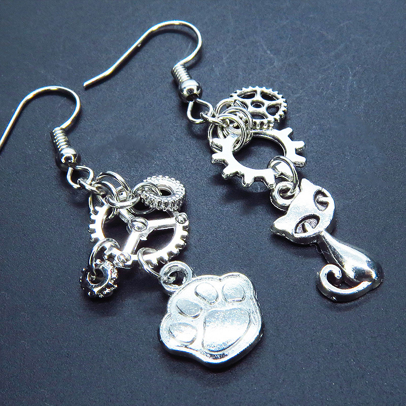 アンティークシルバー 猫と肉球に歯車を組合せたスチームパンク風アシンメトリーピアス サージカル可拍卖
