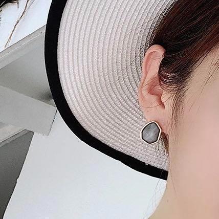 ストーンピアス ホワイト グレー 2カラー レディース ニュアンス シンプル 韓国 アクセサリー 軽い 普段使い 新品拍卖