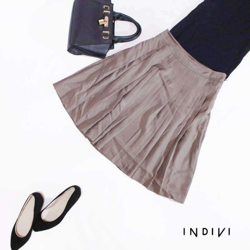 美品 インディヴィ INDIVI 株) ワールド ■ 春 夏 大人綺麗 シンプル 艶 ポリエステル フレアスカート 38 9号 グレージュ プリーツ Aライン拍卖
