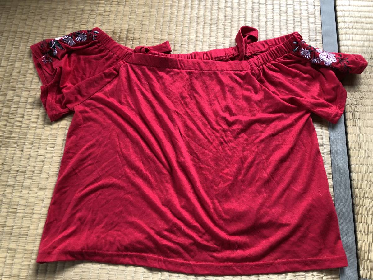 赤い肩出しTシャツ拍卖