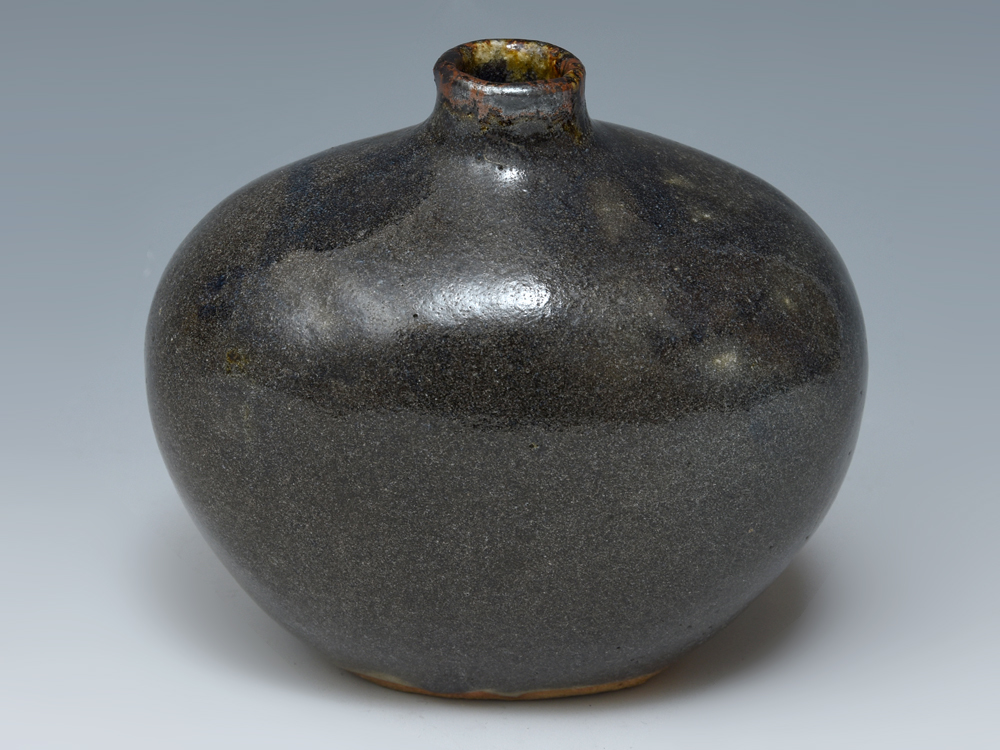 時代 中国美術 蕎麦釉 黒釉 小壷 丸壺 李朝 朝鮮 高麗 花入 花器 花生 花瓶 高さ11㎝ 古陶磁器 飾り壷 古玩 唐物 茶道具 華道具 z5158o拍卖
