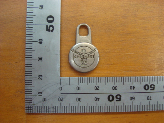 必見!中古CHIEMSEE(キムジー)ファスナーの引き手部分の金具のパーツのみ (小)拍卖