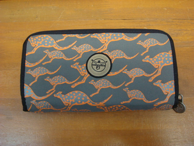中古CHIEMSEE(キムジー)TRAVEL WALLET・・実物はもう少し暗めです。拍卖