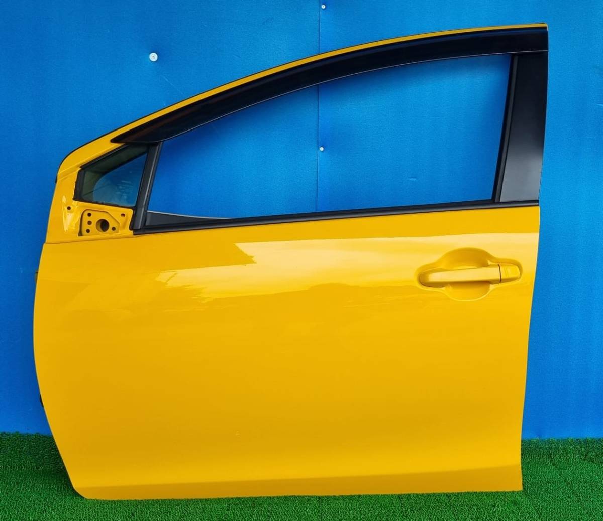 トヨタ アクア NHP10 左 フロントドア 拍卖