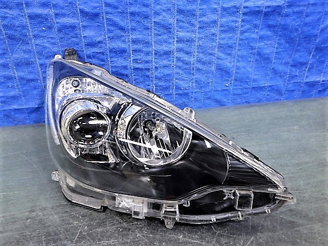 6082 アクア NHP10 前期 右ライト LED 52-247 W 美品拍卖