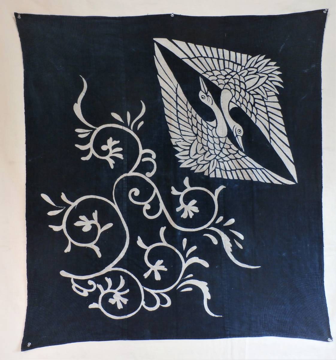 木綿藍染め向かい鶴菱家紋 リメイク素材 アンテーク 唐草 F 手織り木綿古布 筒書き ボロ 古裂 型染 手芸 古美術 時代物拍卖