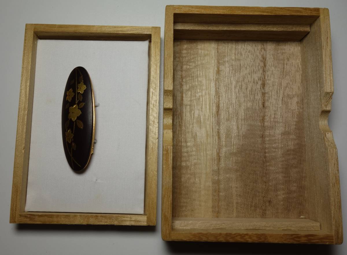 肥後象嵌 花図 ブローチ 純金使用 坊田透氏作拍卖