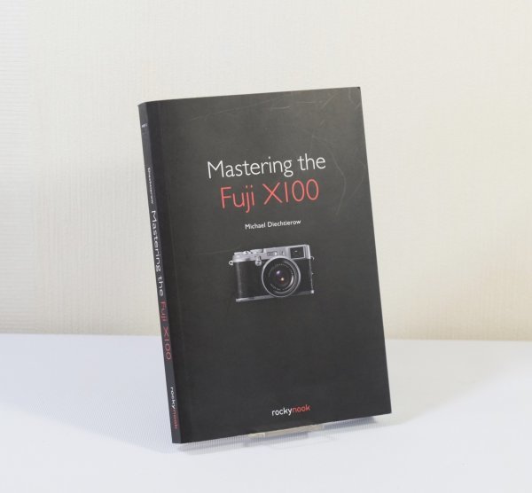 洋書*古本【Michael Diechtierow】Mastering the Fuji X100*Rocky Nook拍卖