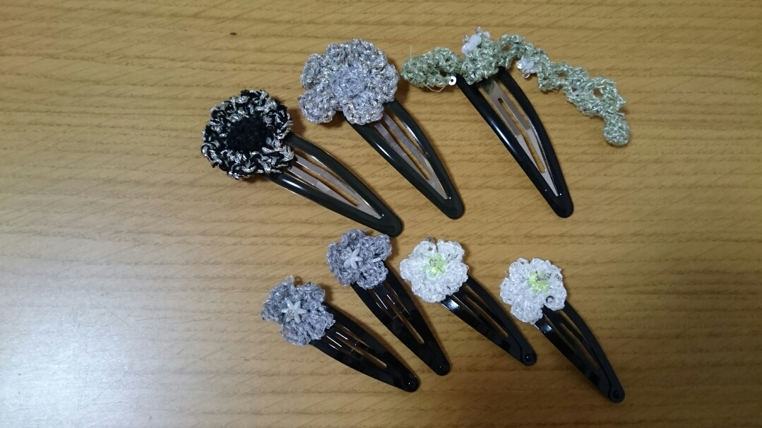 ハンドメイド お花のピン 大・小セット キラキラニット編み拍卖