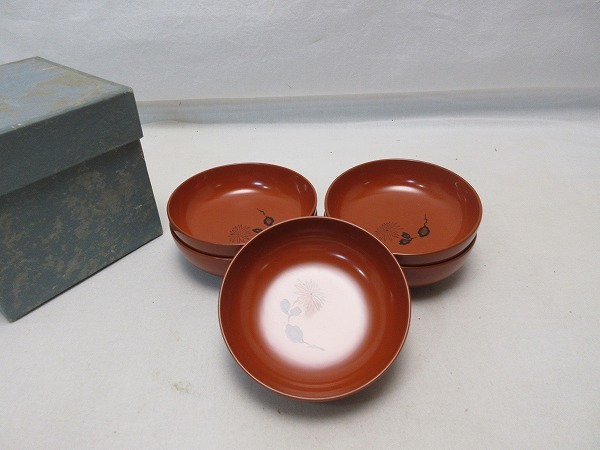 504077 【 ほぼ未使用 茶道具 木製朱塗 花蒔絵 小皿 銘々皿 5枚揃 紙箱 】 検) 懐石道具 茶道 煎茶道具 和菓子 取分け皿 菓子皿 茶器ⅰ拍卖