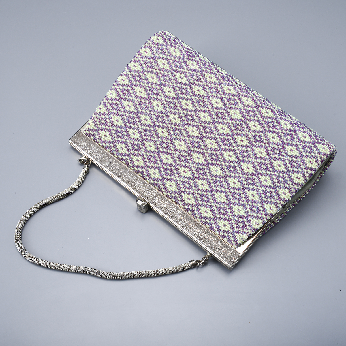 ビーズバッグ  ヴィンテージ 骨董市で購入、50年ほど以前の物、経年の劣化あり。拍卖