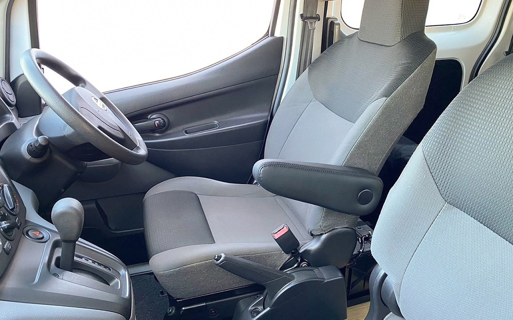 ジェイクラブ NV200 バネット フロントシート アームレスト 無段階タイプ 運転席側のみ PVC j-club LEGANCE レガンス拍卖