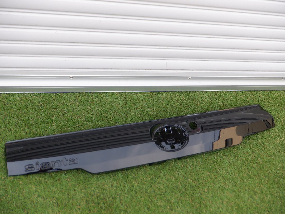 トヨタ純正 MXPC10G MXPL10G MXPL15G シエンタ バックドア リアゲート リア ガーニッシュ パネル 76801-52570 m-23-6-78拍卖