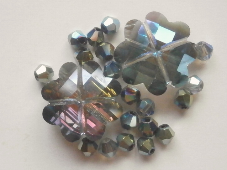 ガラスビーズ★クローバ★モスグリーン系★3拍卖