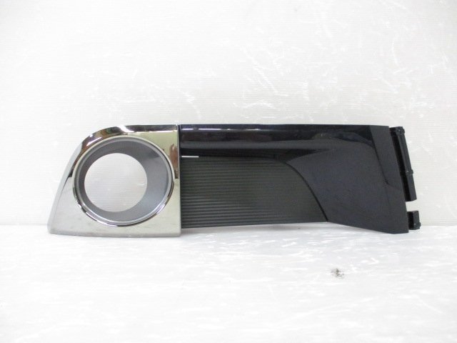 即決 取付部破損無し エスクァイア ZRR80 ZRR85 ZWR80 前期 純正 右 メッキ フォグ ガーニッシュ 濃紫パール系 52127-28471 (B034062)拍卖