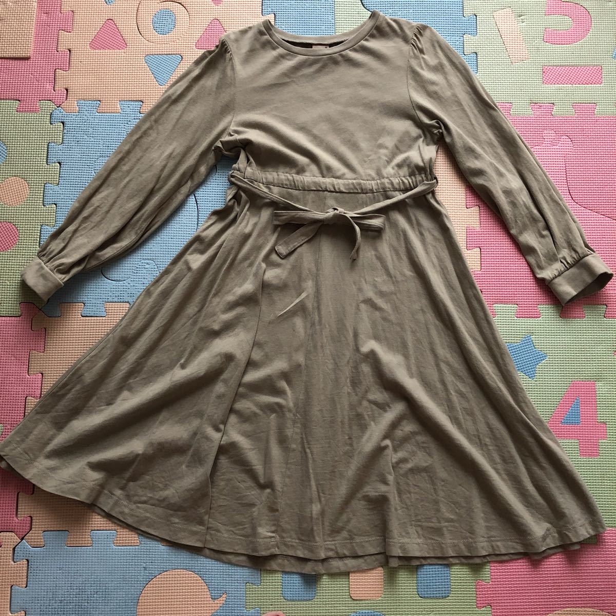 【美品即決】プティマインシンプルで可愛い女の子用長袖ワンピース 130cm フレアワンピース ブチマインpetit main拍卖