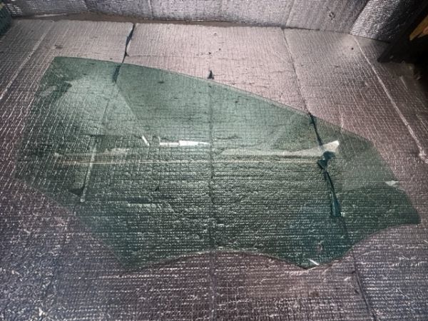 ボルボ VOLVO MB4154T V40 T3 純正★部品取り バラ売り★フロント F ドア 右 R 運転席 窓 ガラス ウィンドウ 43R-00049/DOT24/20T No.2352拍卖