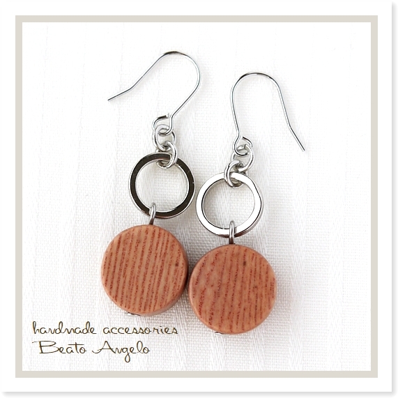 ■+angelo+ウッドビーズ コインとリングのピアス(p-002)S ローズウッド 天然木 ナチュラル 夏 チタン 樹脂 イヤリング拍卖