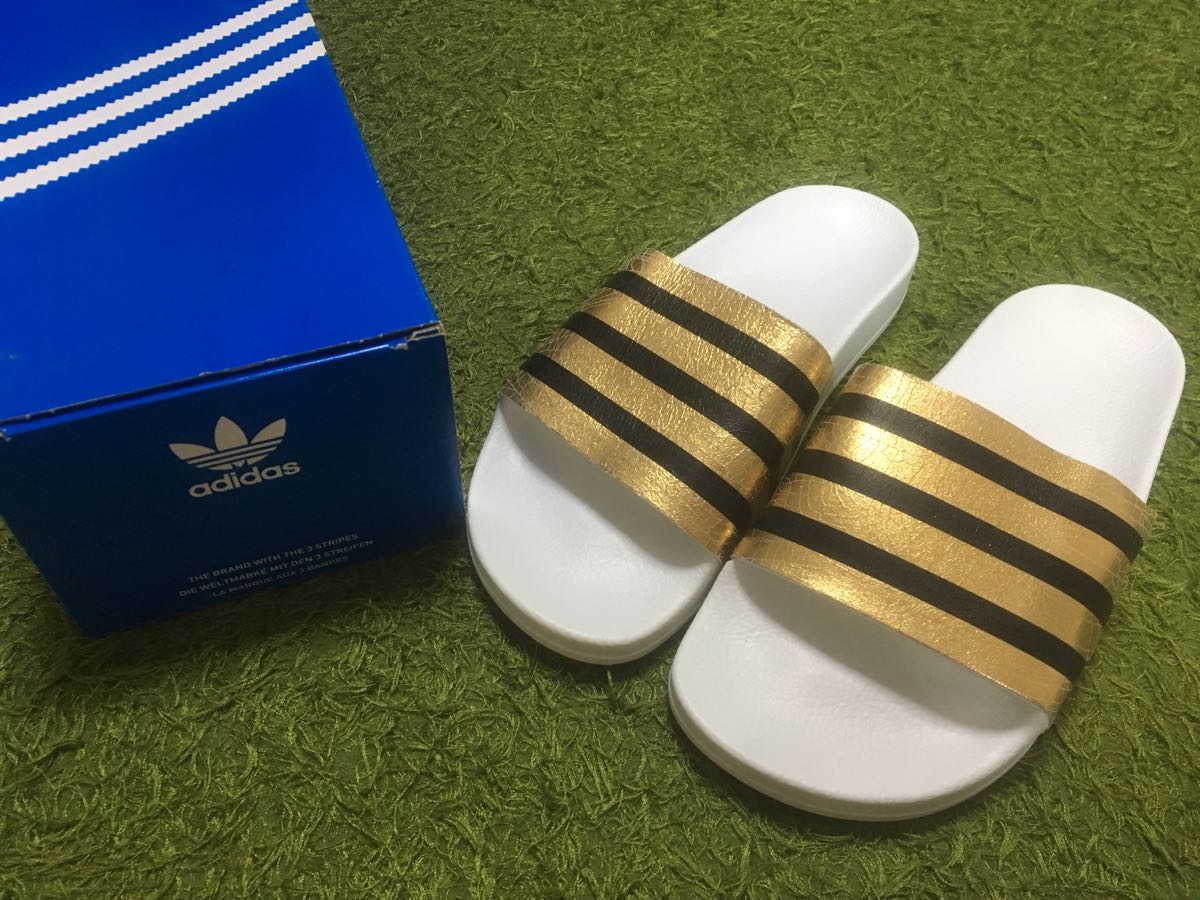 新品未使用 アディダスオリジナルス アディレッタ adidas AFILETTE 23.5cm ホワイト×ゴールド ウィメンズ レディース キッズ ジュニア拍卖