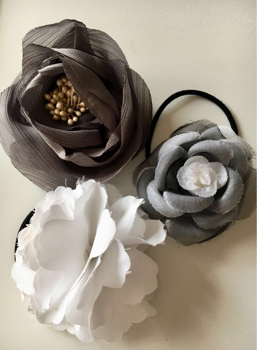 新品未使用 グレー & ホワイト フラワー ヘアゴム 3点セット拍卖